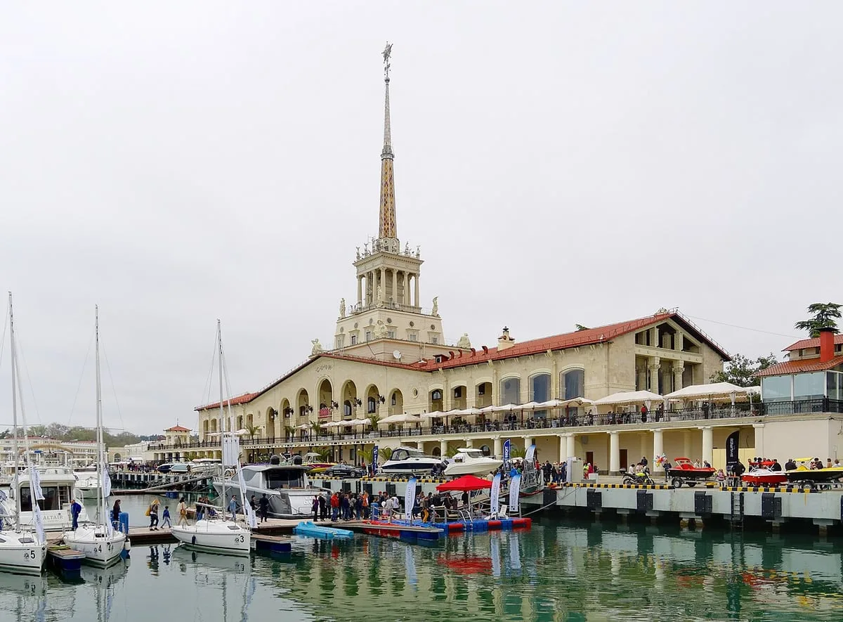 Аэропорт Сочи временно приостановил прием и выпуск рейсов