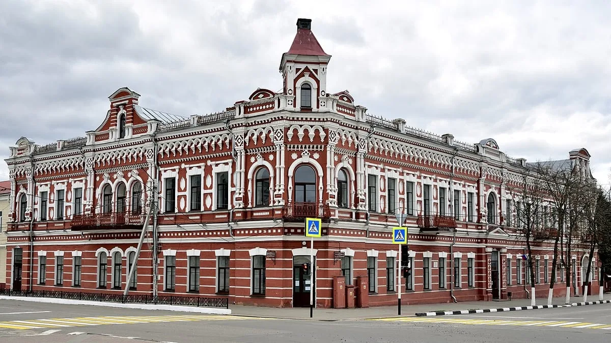 Удар по гражданскому объекту: БПЛА атаковал автопарк под Брянском