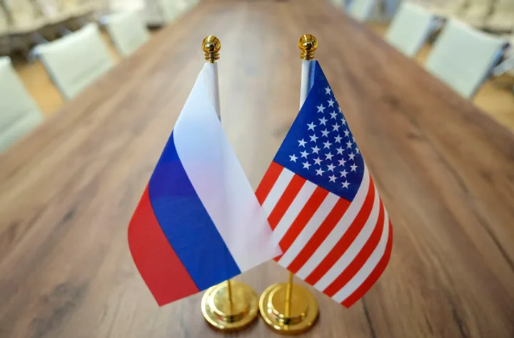 Шепчутся за спинами: что обсуждают Россия и США по Украине
