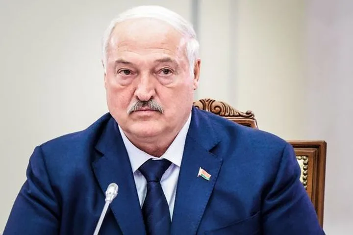 Макрон попросил Лукашенко о тайном канале связи: кто приедет в Минск