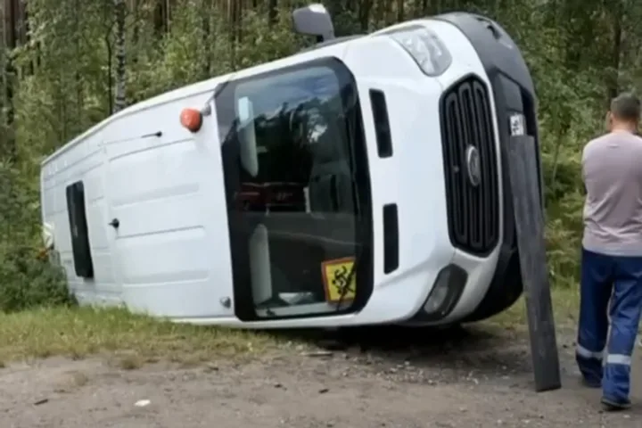 Автобус с детской хоккейной командой перевернулся в Татарстане после столкновения с легковой машиной