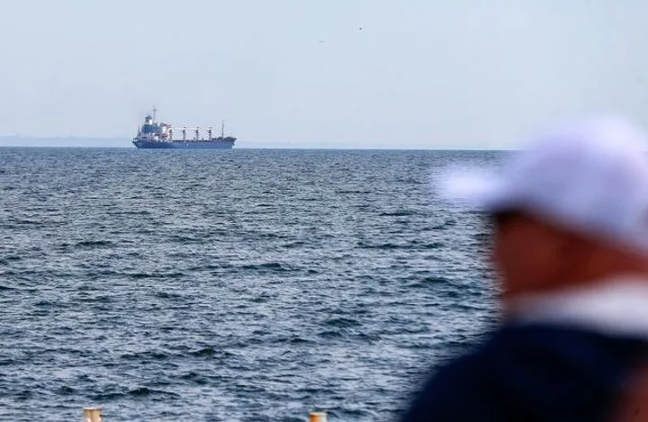 Дрейф в огне: российский сухогруз сел на мель под Стамбулом после инцидента