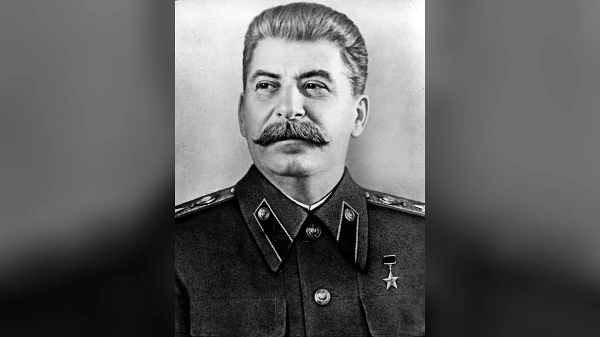 Срезали пуговицы и замуровали: тайный вынос Сталина